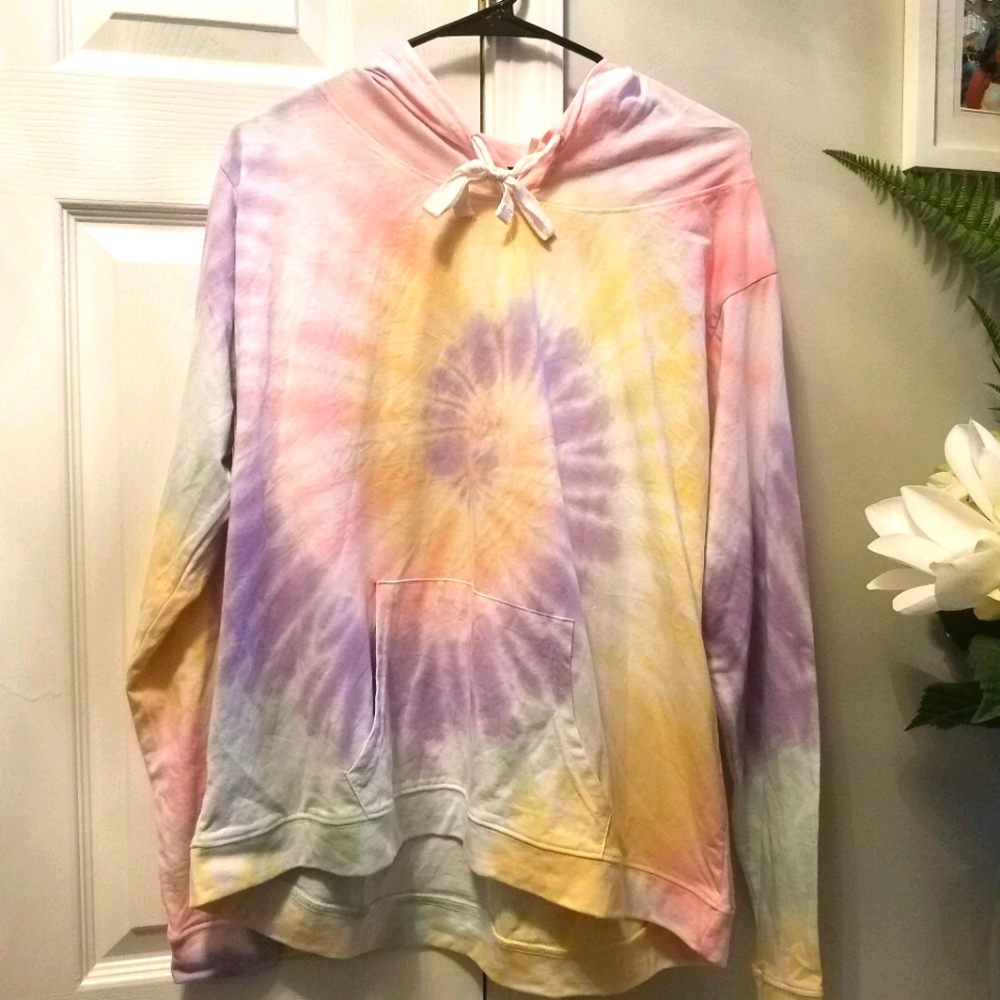 Dreamside Tie Die pull over top